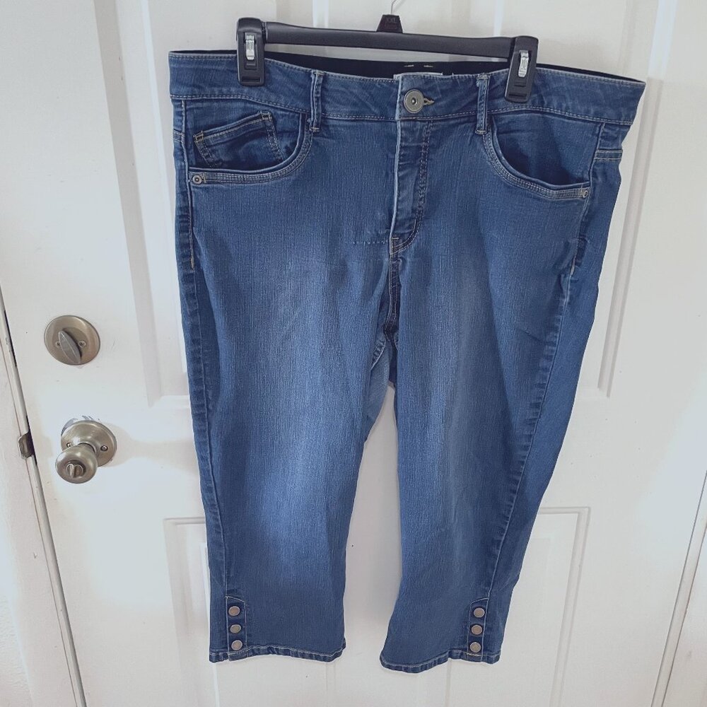 Dana Buchman - Slimming Capri Jeans - Size 16 - Blue Denim